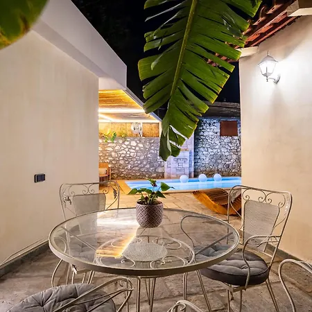 Holiday home The Secret Garden - Courtyard & Private Pool