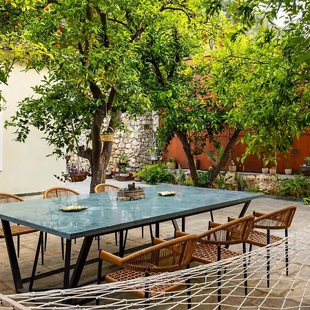 빌라 The Secret Garden - Courtyard & Private Pool 칼라마타