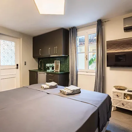 빌라 The Secret Garden - Courtyard & Private Pool 칼라마타