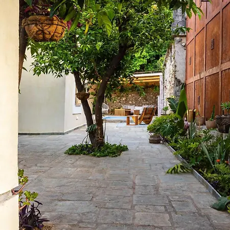 The Secret Garden - Courtyard & Private Pool Holiday home