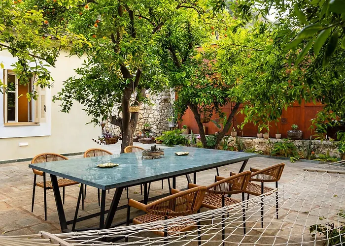 Villa The Secret Garden - Courtyard & Private Pool Kalamata